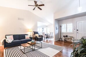 Téléviseur connecté, foyer, table de baby-foot