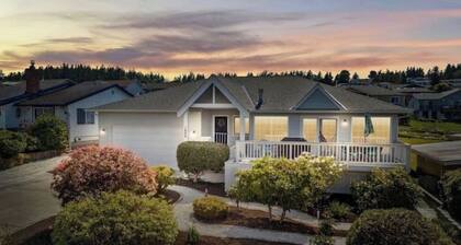 Charming beach home with Ocean & Mt. Baker View and Hot Tub!!