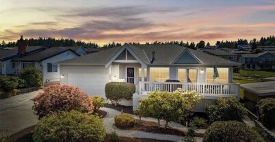 Charming beach home with Ocean & Mt. Baker View and Hot Tub!!