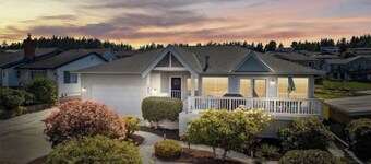 Charming beach home with Ocean & Mt. Baker View and Hot Tub!!