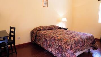 Kahden hengen perushuone, 1 makuuhuone | Työpöytä, ilmainen Wi-Fi, vuodevaatteet