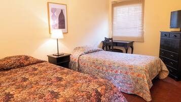 Kahden hengen perushuone (kaksi sänkyä) | Työpöytä, ilmainen Wi-Fi, vuodevaatteet