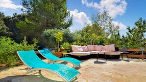 A poolside area with lounge chairs, a sofa, and a table. - Stunning home in Beaucaire (Beaucaire)