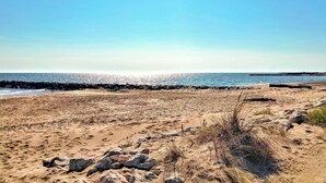 A sandy beach with scattered rocks and sparse vegetation. - Stunning home in Beaucaire (Beaucaire)