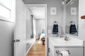 Suihku, hiustenkuivaaja, pyyhkeet, saippua