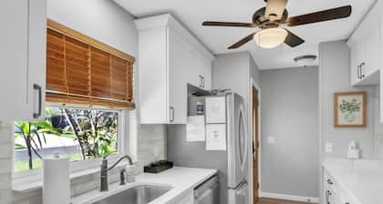 10 min. from Warm Mineral Springs, boat ramp home