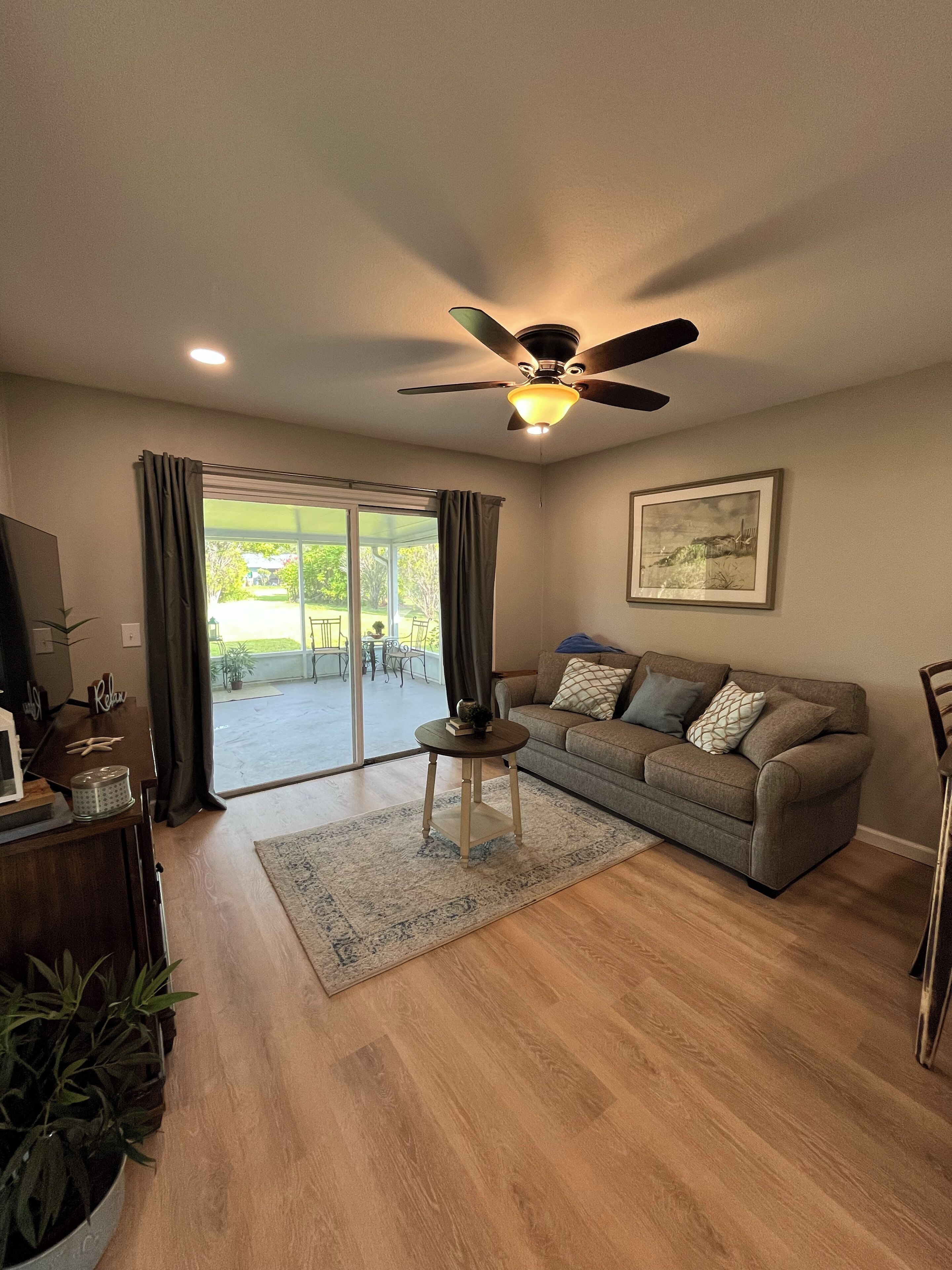 10 min. from Warm Mineral Springs, boat ramp home