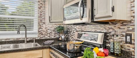 Jääkaappi, mikroaaltouuni, uuni, liesi