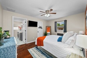 3 bedrooms, iron/ironing board, travel crib, WiFi - Movie Night Bar~Fire Pit~Hammocks~Games~Renovated (Apopka)