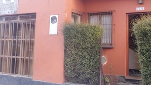 A building with a sign reading "Rusticall Hotel" and a number "2445" on the wall. - Hotel RustiCall (La Paz)
