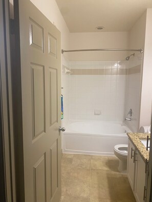 Secadora de cabello, jabón, papel de baño 