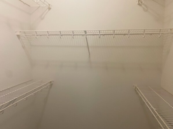 Secadora de cabello, jabón, papel de baño 