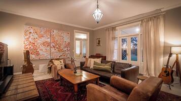 Smart TV, fireplace, DVD player, books