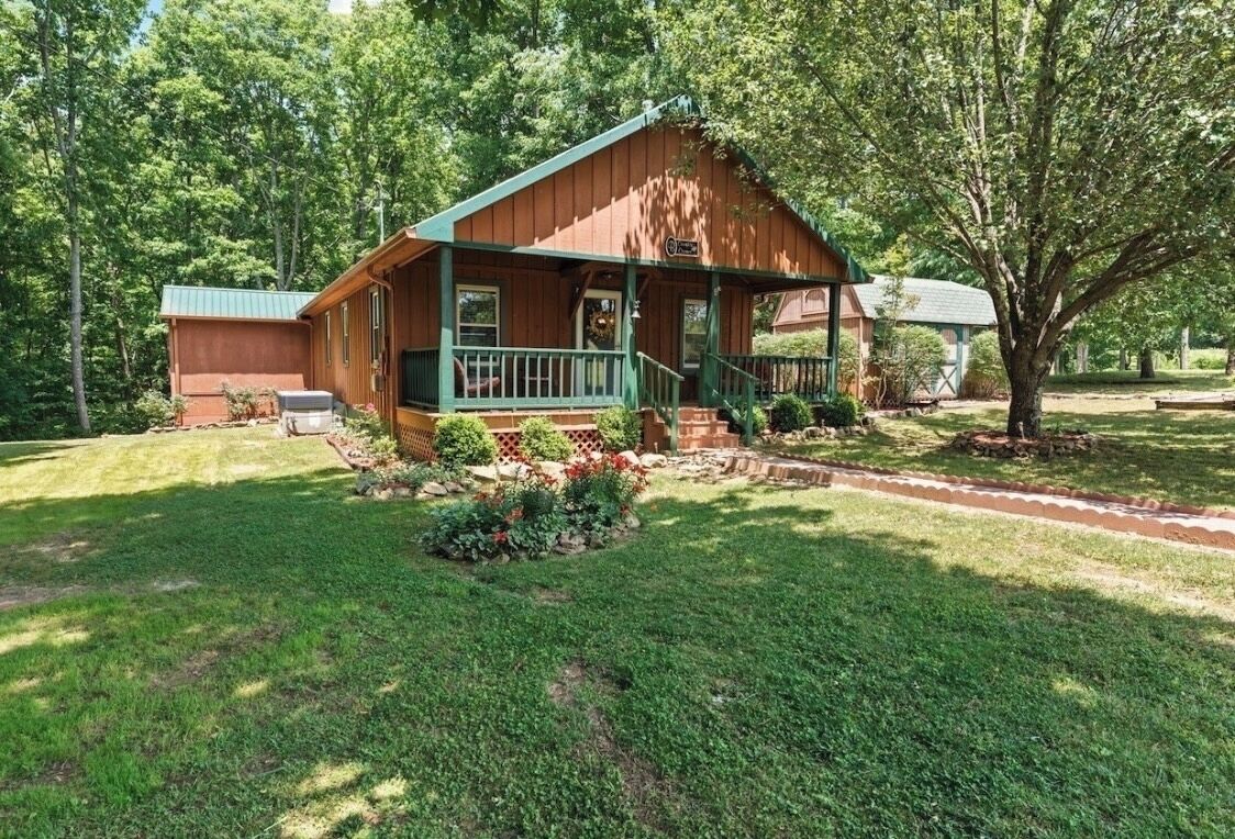 Forest cabin with sauna, ping pong, 5 min drive to local trails