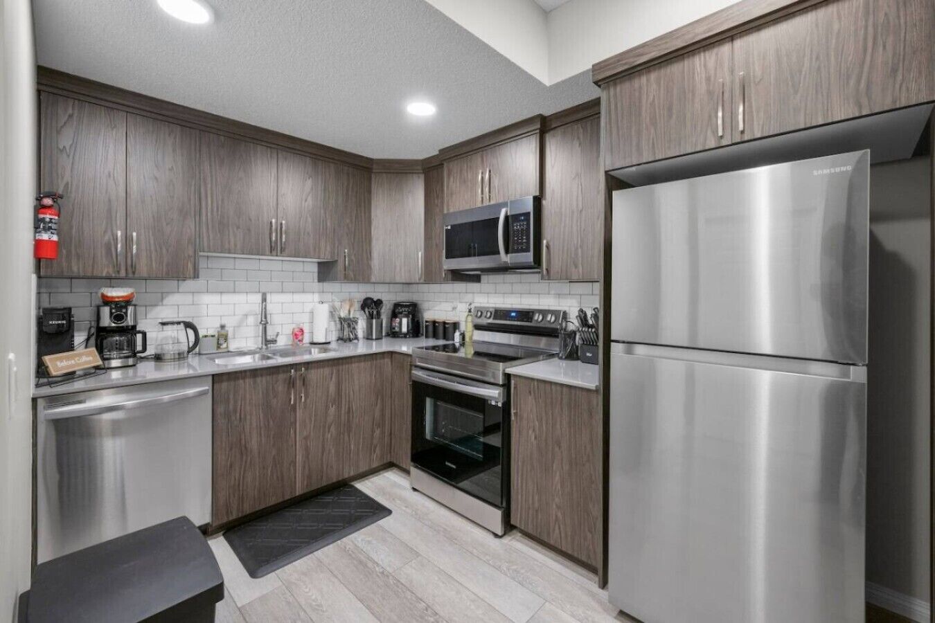 Coffee/tea maker, fridge, microwave, oven