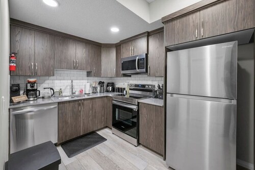 New! Mins to Airport | 2BR Modern Private Suite