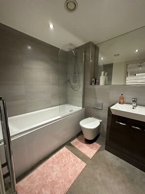 Handtücher, Seife, Shampoo, Toilettenpapier