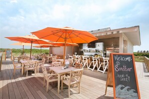 Enjoy dining al fresco at this beachfront restaurant, where guests can sit at wooden tables under umbrellas and enjoy a meal at the bar.