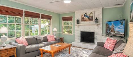 Smart TV, libri, studio