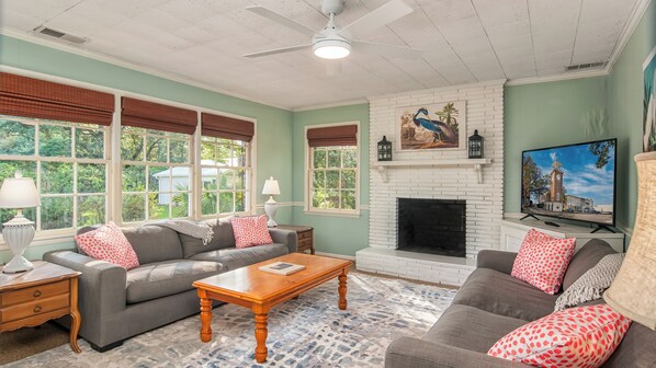 Smart TV, libri, studio