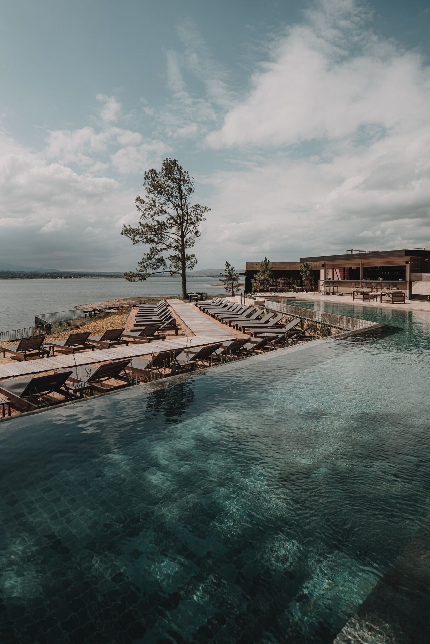 季節性室外泳池；10:00 至 21:00 開放；免費小屋、躺椅