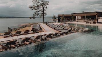 En sÀsongsöppen utomhuspool, gratis cabanor och solstolar