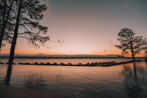 Una piscina al aire libre de temporada, cabañas de piscina gratuitas