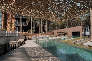 Una piscina al aire libre de temporada, cabañas de piscina gratuitas