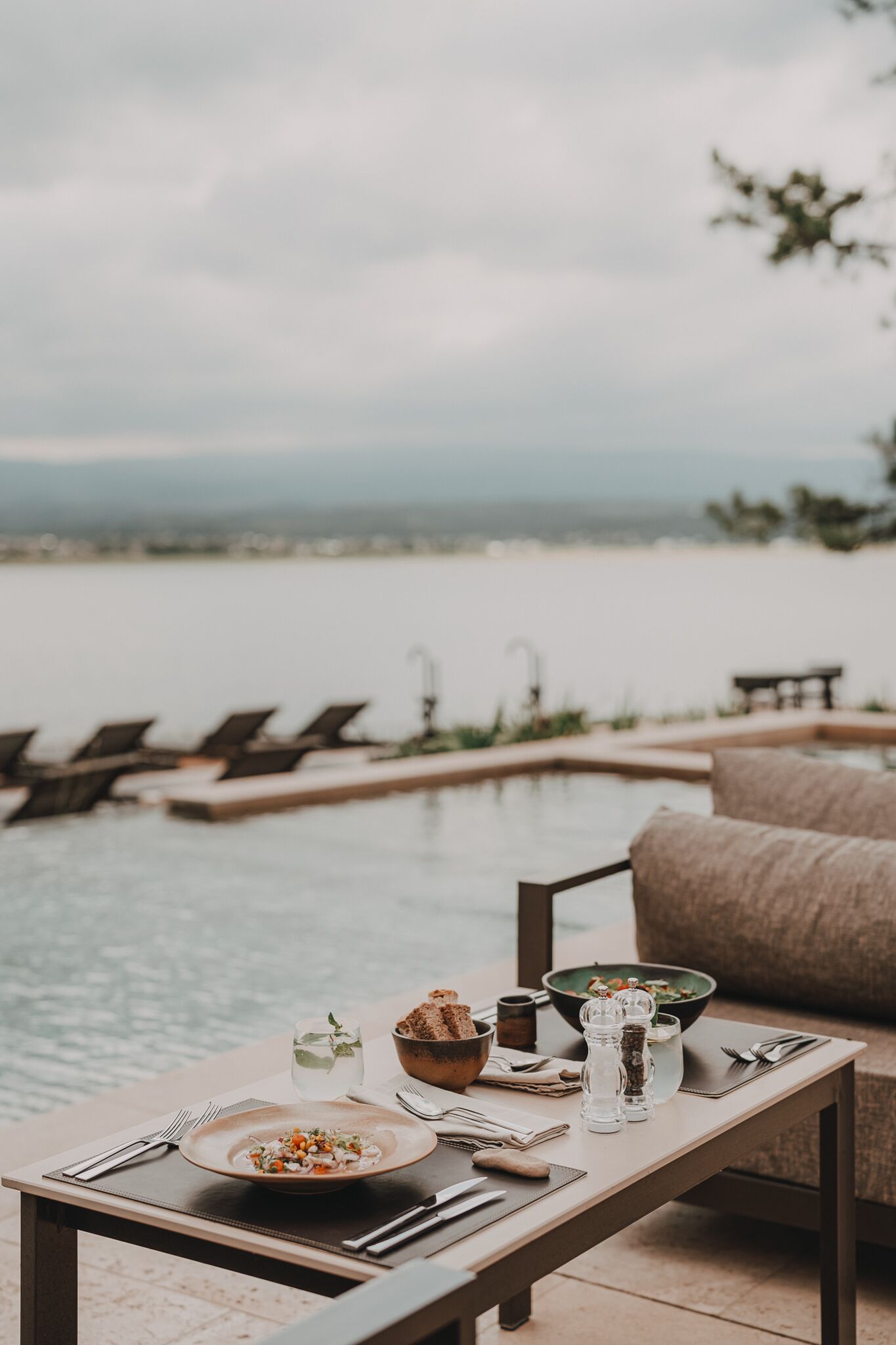 Una piscina al aire libre de temporada, camas de piscina gratis