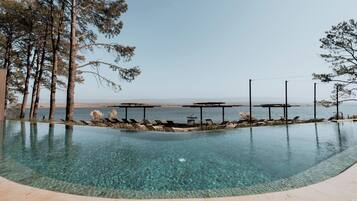 Una piscina al aire libre de temporada, cabañas de piscina gratuitas