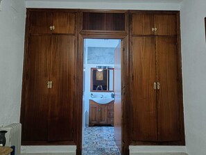 Doccia, bidet, asciugamani, carta igienica