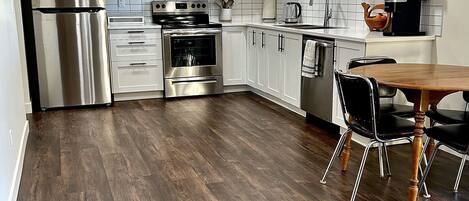 冰箱、微波炉、烤箱、炉灶