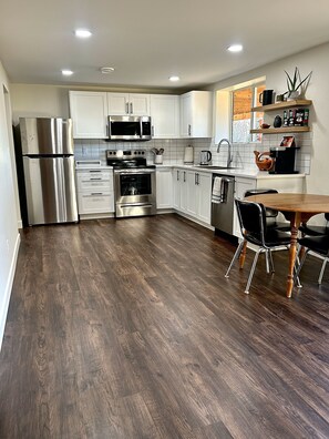 Jääkaappi, mikroaaltouuni, uuni, liesi