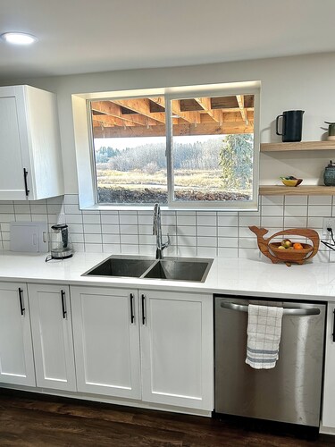 Brand Newly Renovated Suite With Beautiful View of Bullrush Park!