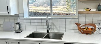 Brand Newly Renovated Suite With Beautiful View of Bullrush Park!