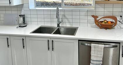 Brand Newly Renovated Suite With Beautiful View of Bullrush Park!