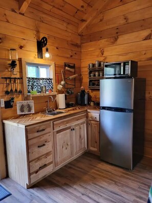 Mikrowelle, Wasserkocher mit Kaffee-/Teezubehör, Toaster, Küchenrolle