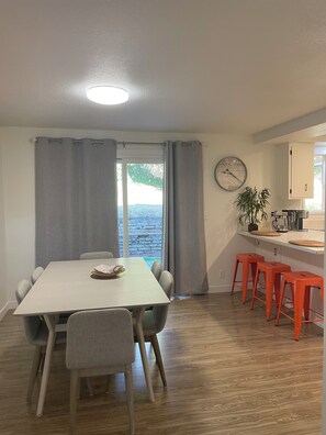 Dining - Spacious and cozy 3BR, 2.5BA house w/ deck &  large private fenced in yard!  (Eugene)
