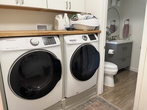 Dusche, Haartrockner, Handtücher, Seife