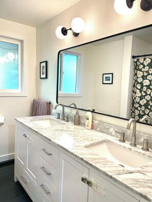 Dusche, Haartrockner, Handtücher, Seife