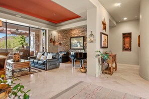 テレビ、暖炉、卓球台