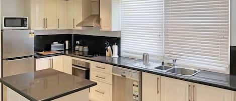 KĂŒhlschrank, Mikrowelle, Ofen, Herdplatte