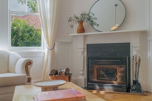 TV, fireplace - Armidale's Quinn's Cottage - City Centre (Armidale)