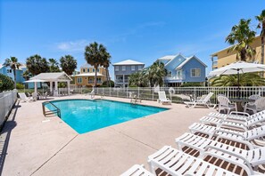 Pool - Enjoy walking access to Gulf, little lagoon fishing pier and a community pool (Gulf Shores)