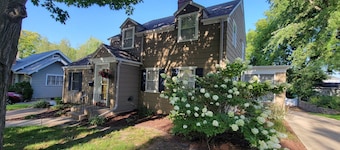 Charming home, quiet neighborhood
< 2mi to Shattuck, game room, deck