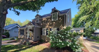 Charming home, quiet neighborhood
< 2mi to Shattuck, game room, deck