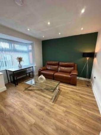 Flat-screen TV. Dallas House - Easy links to LHR and London