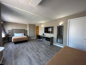 Kahden hengen deluxe-huone, 2 keskisuurta parisänkyä, tupakointi kielletty | Ylelliset vuodevaatteet, untuvapeitot, työpöytä