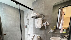 Un baño moderno con inodoro, lavabo y ducha.