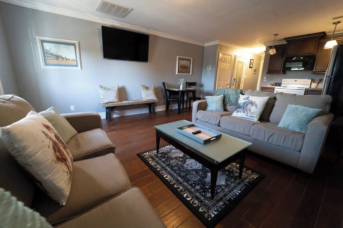 Cozy Apartment! Downtown Jeffersonville!Short Walk to River!